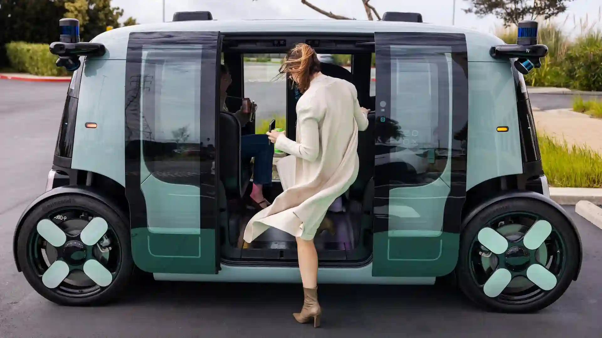 Robotaxi Zoox d'Amazon à l'arrêt en pleine ville, symbole du rappel de véhicules