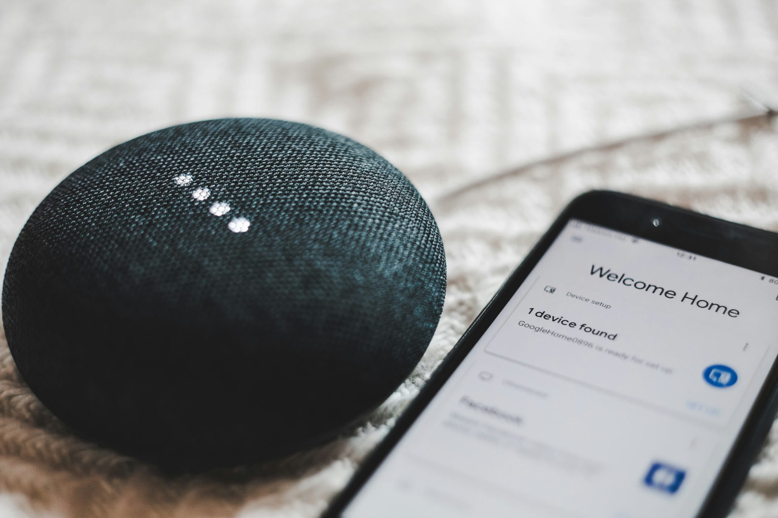 Concept d'une enceinte IA OpenAI portable alimentée par ChatGPT avec interaction vocale.
