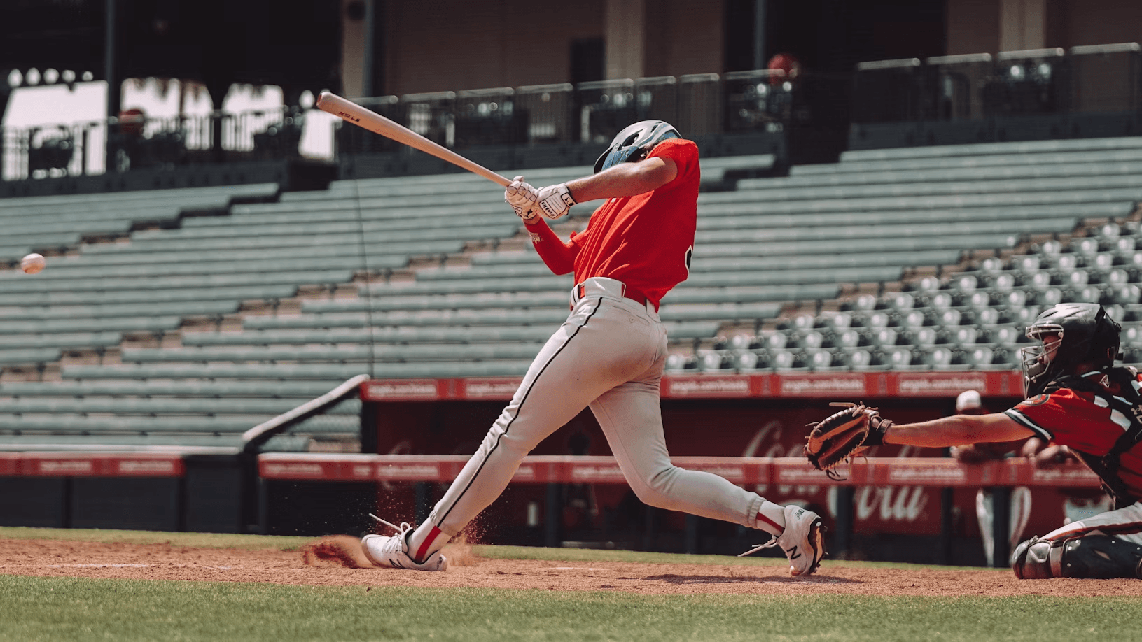 Un entraîneur de baseball utilisant une tablette et la technologie de l'IA dans un dugout de la MLB.