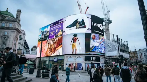 Illustration d'une publicité Google générée par intelligence artificielle avec un label de transparence visible.