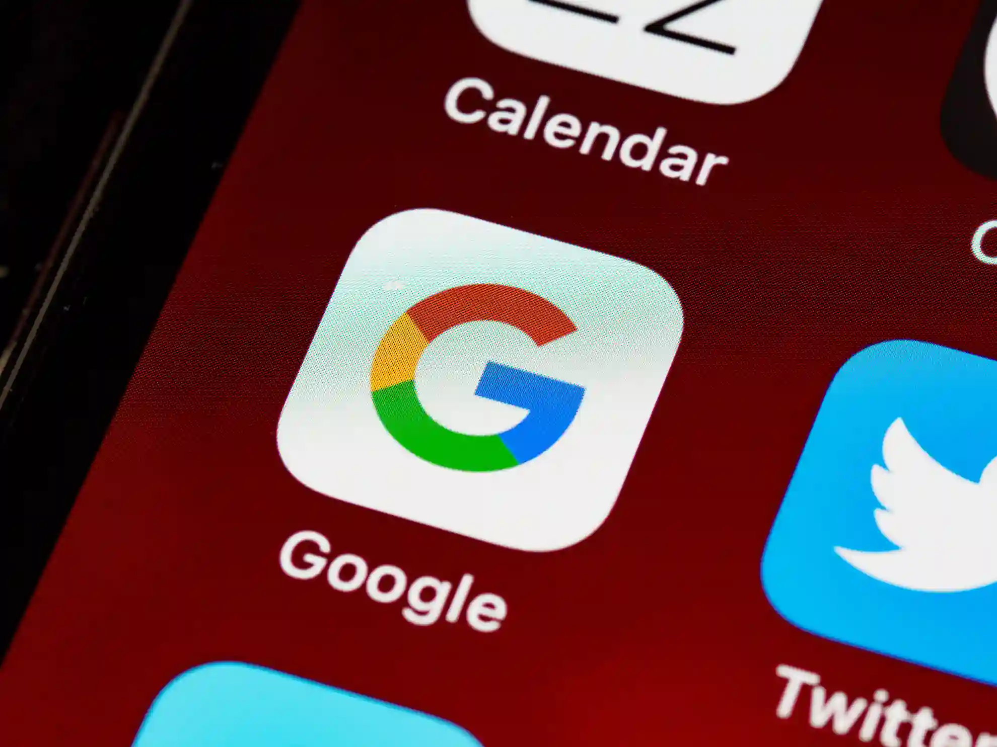 Illustration de Google DeepMind avec le projet AlphaFold et Gemini en arrière-plan.