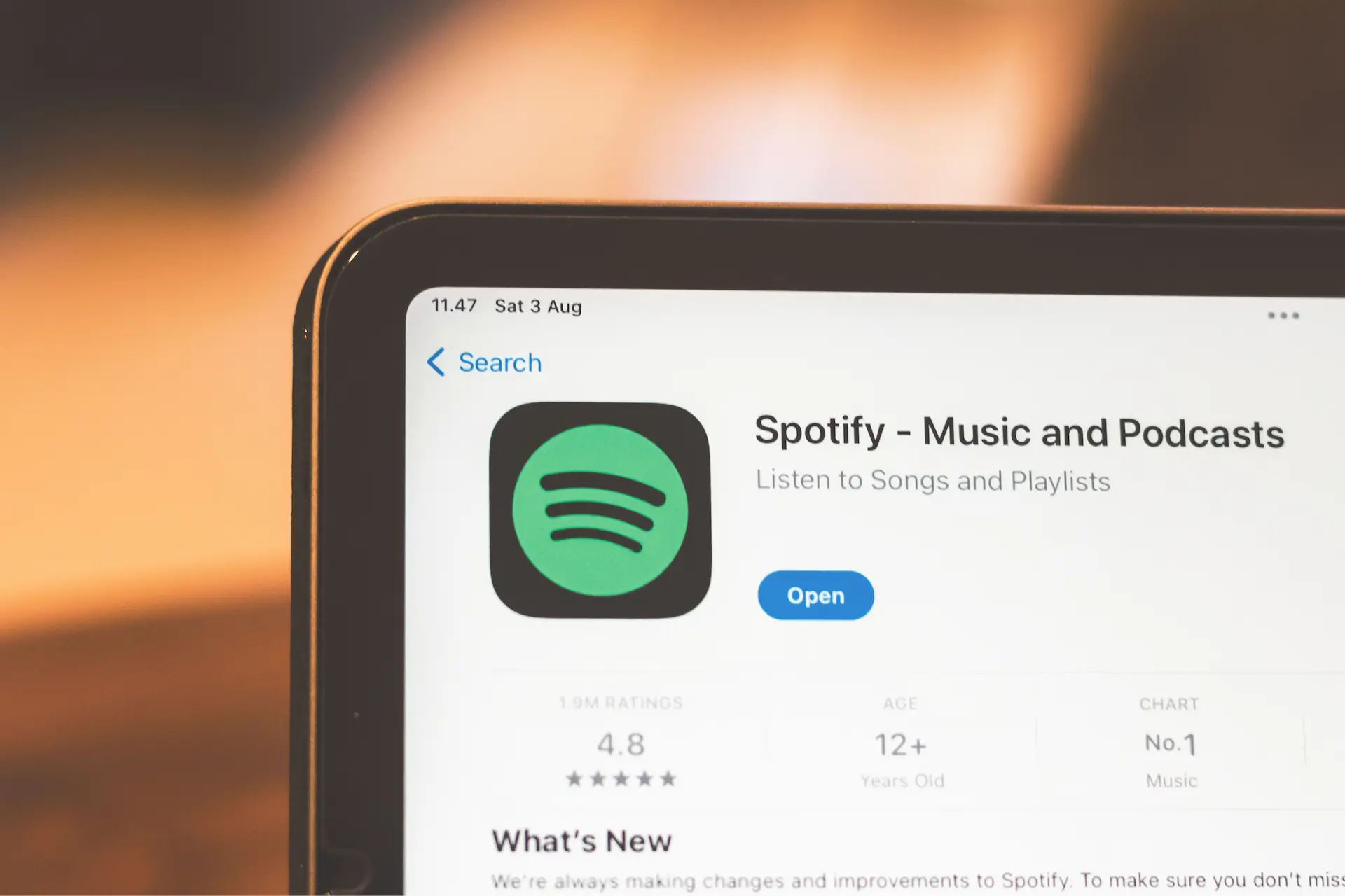 Logo Spotify sur fond sombre avec icône intelligence artificielle et pochette de l'album Virgin de Lorde