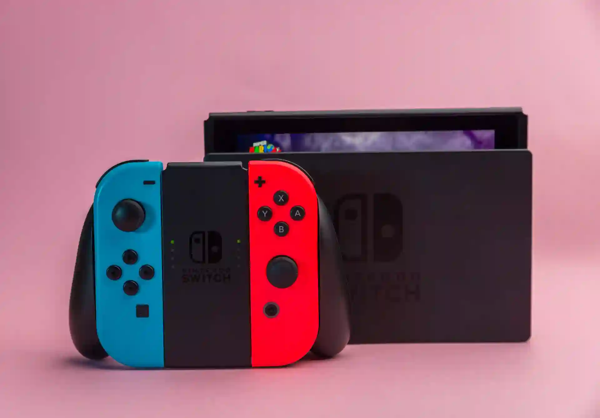 Une Nintendo Switch posée sur une table illustrant l'arrêt de sa commercialisation en Europe en 2027.
