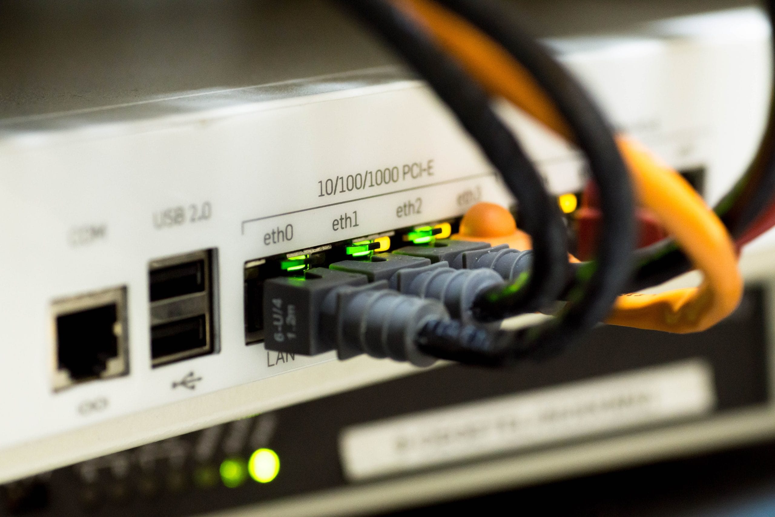 Un routeur Wi-Fi avec plusieurs antennes orientées différemment pour optimiser la couverture du réseau dans une maison.