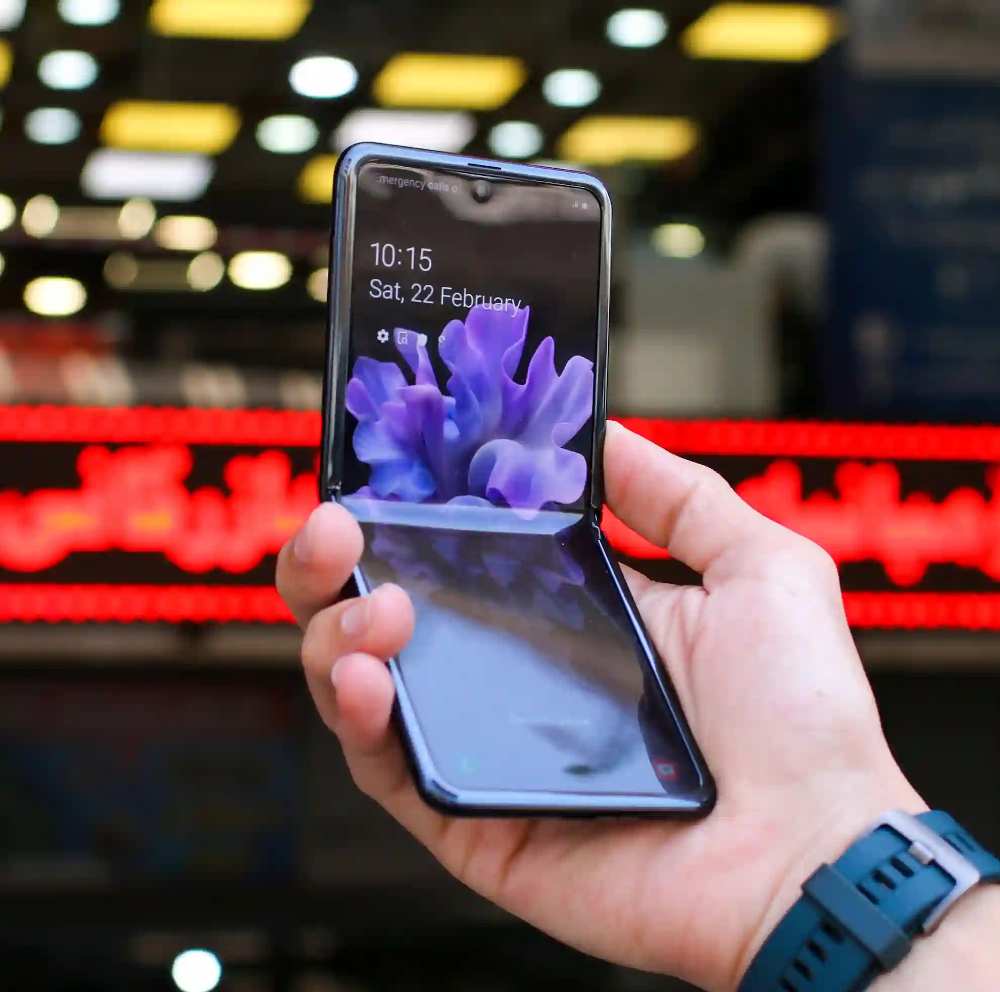 Samsung Galaxy Z Flip 8 et Galaxy Z Fold 8 ouverts avec aperçu des nouveaux modules photo.