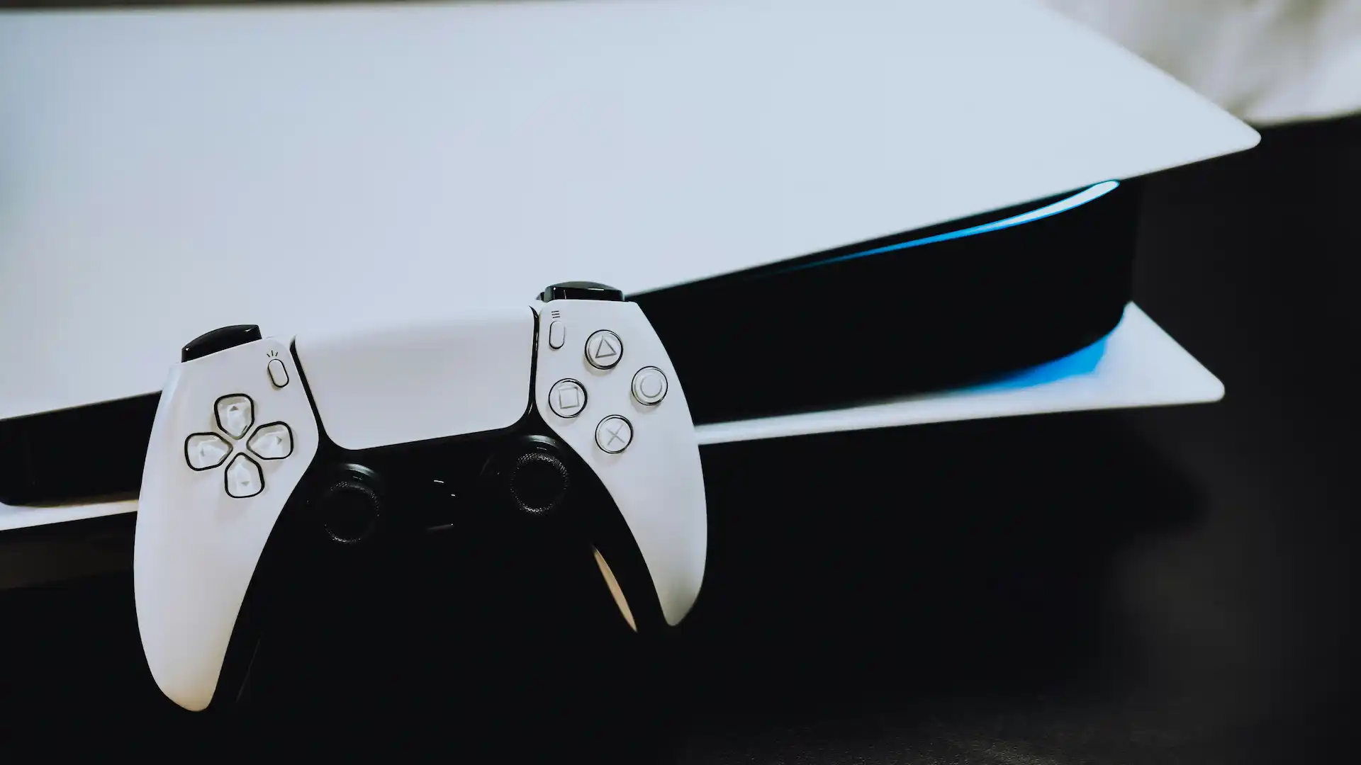 Console PS5 sans lecteur de disque posée sur fond sombre, symbole de l'arrêt du disque PS5 par Sony