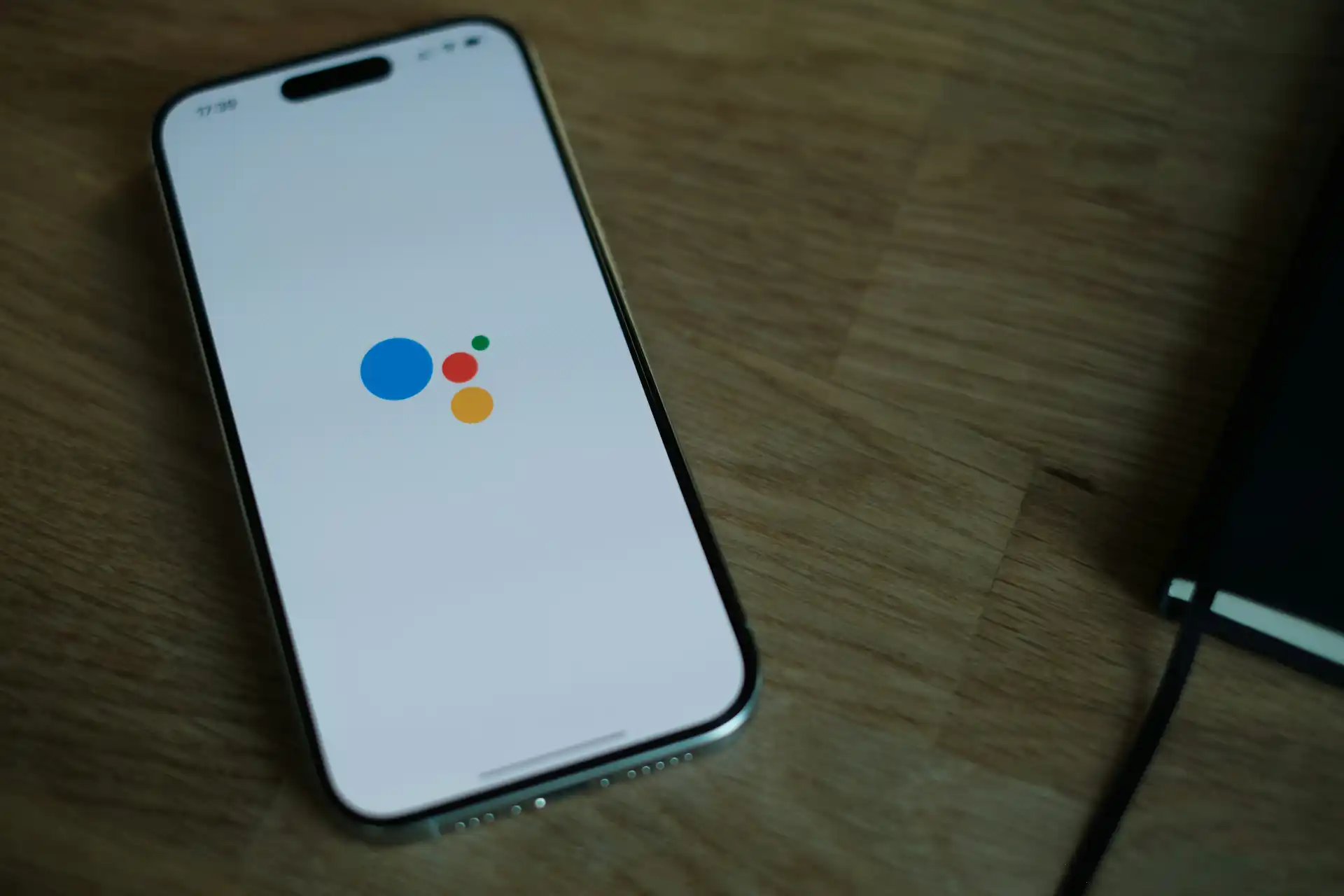 Icône Google Assistant sur fond de téléphone, symbolisant la fin de l'application en septembre 2026 pour le remplacement par Gemini