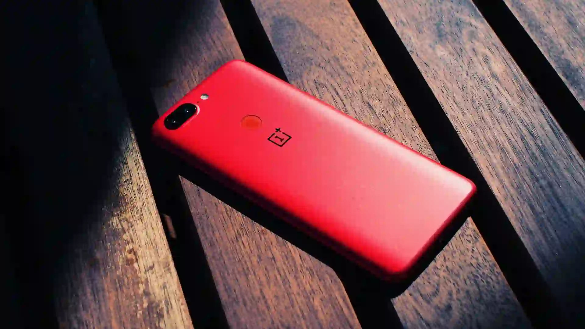 Smartphone OnePlus 2026 posé sur fond sombre