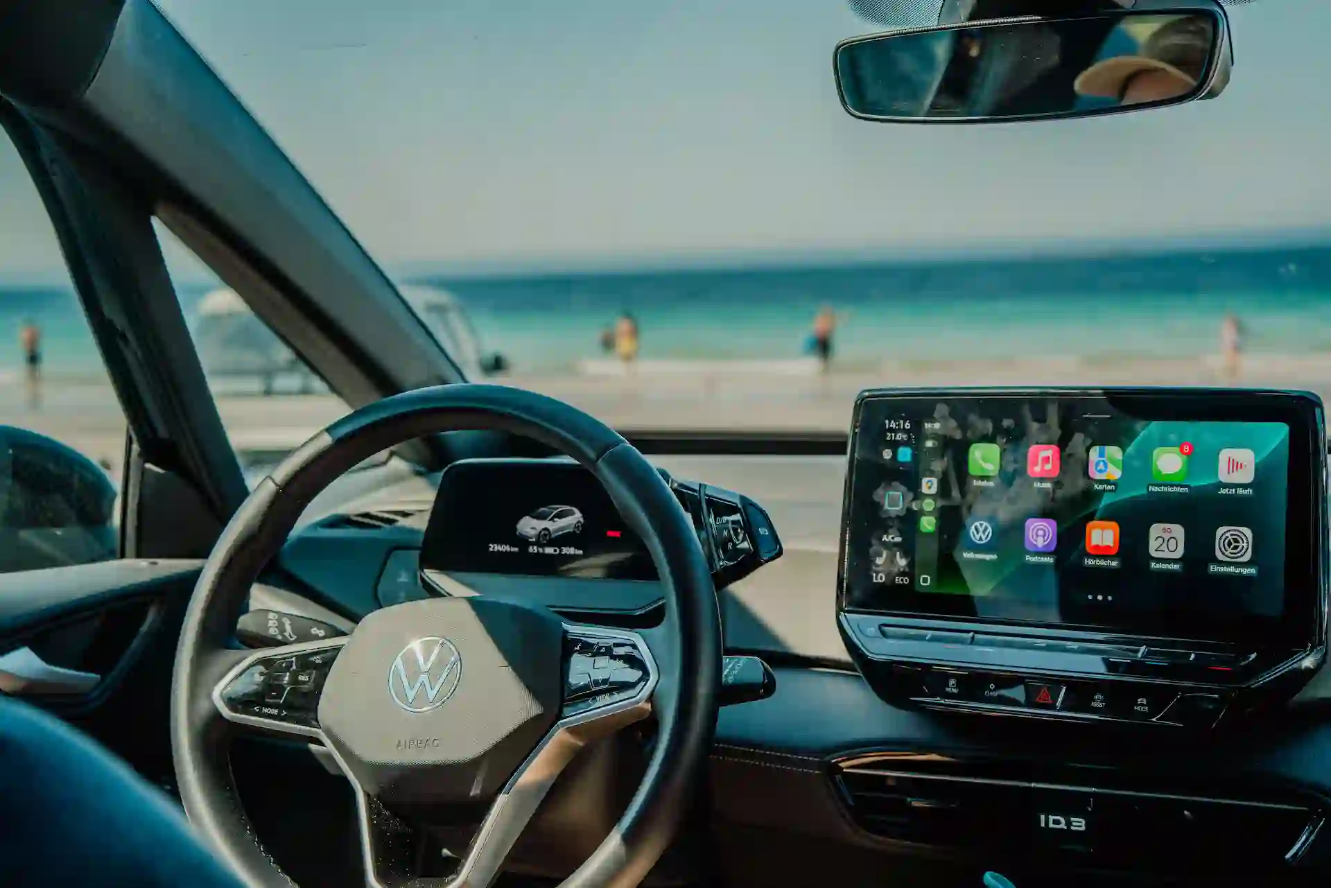 Écran CarPlay figé sur un tableau de bord de voiture, symbolisant une panne CarPlay